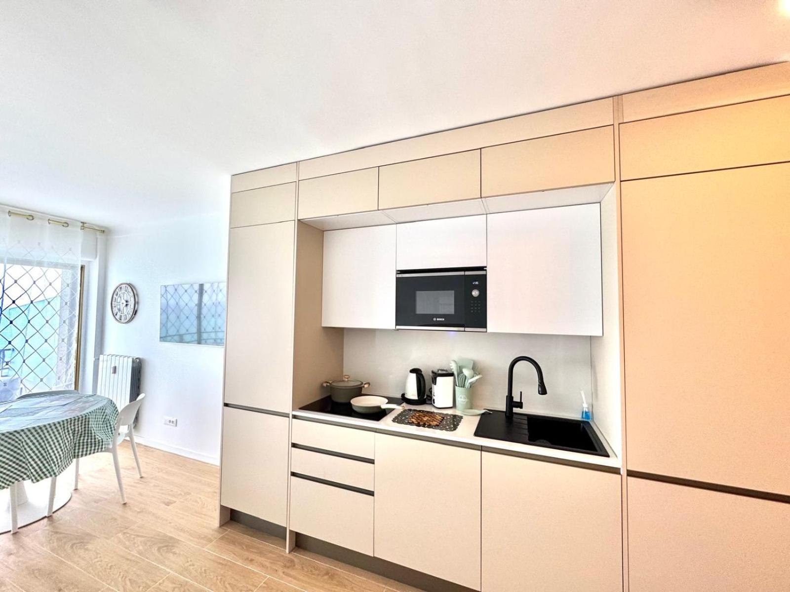 Appartement Casa Sud Menton - Bord De Mer - Vue Mer Panoramique Plage Promenade En Bas - Terrasse - Wifi - Appt Entierement Renove