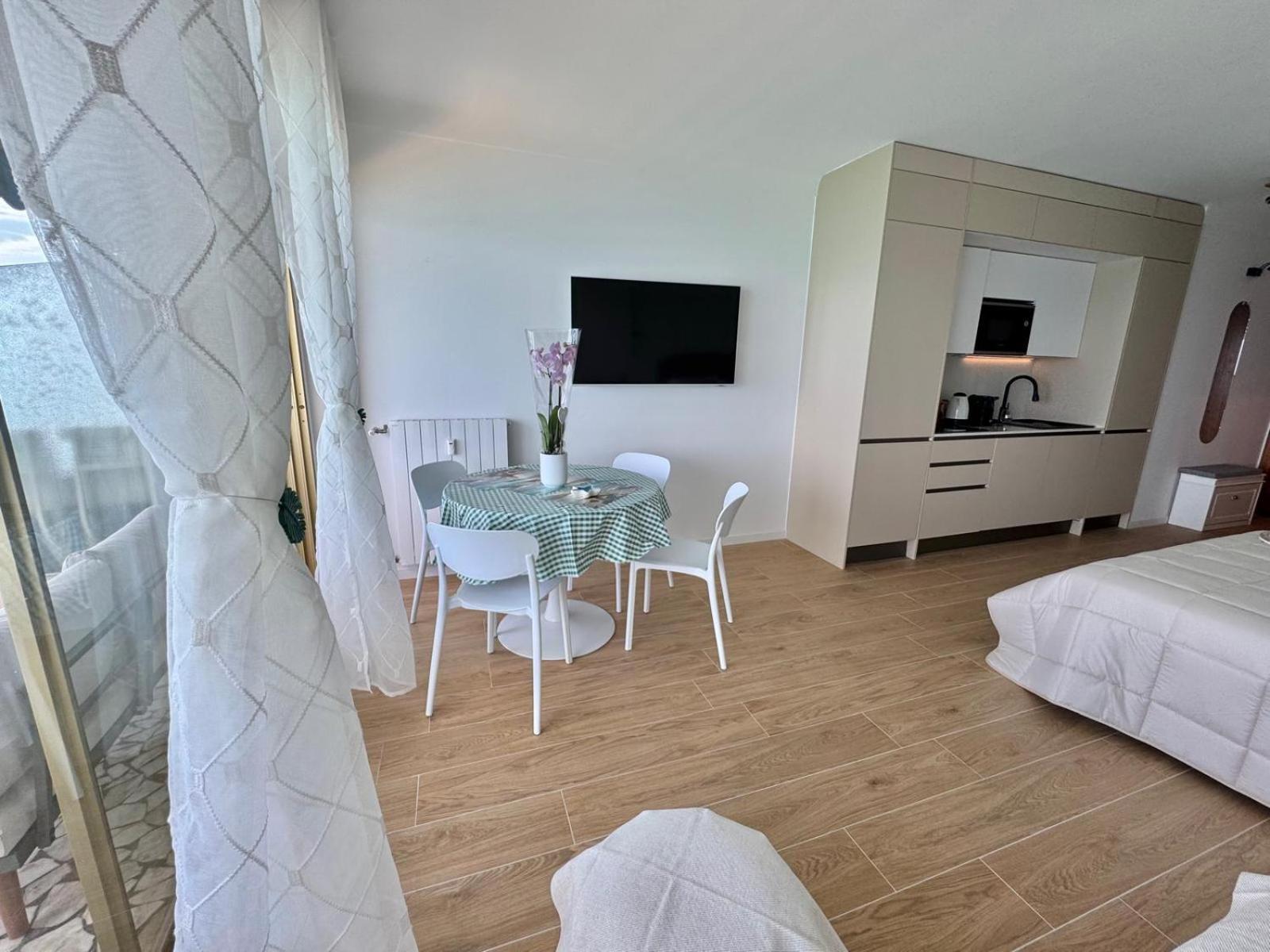Casa Sud Menton - Bord De Mer - Vue Mer Panoramique Plage Promenade En Bas - Terrasse - Wifi - Appt Entierement Renove Appartement Menton