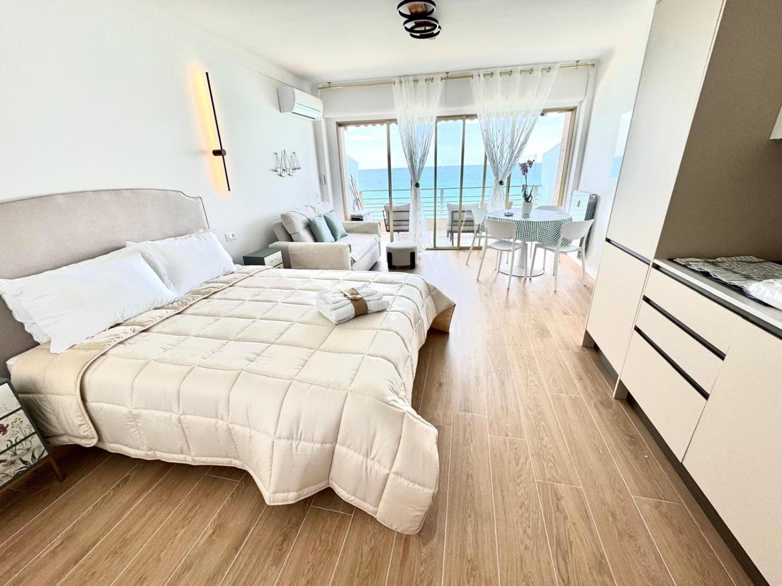 Casa Sud Menton - Bord De Mer - Vue Mer Panoramique Plage Promenade En Bas - Terrasse - Wifi - Appt Entierement Renove Appartement